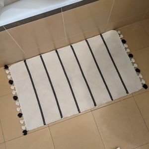 Pom pom bath mat
